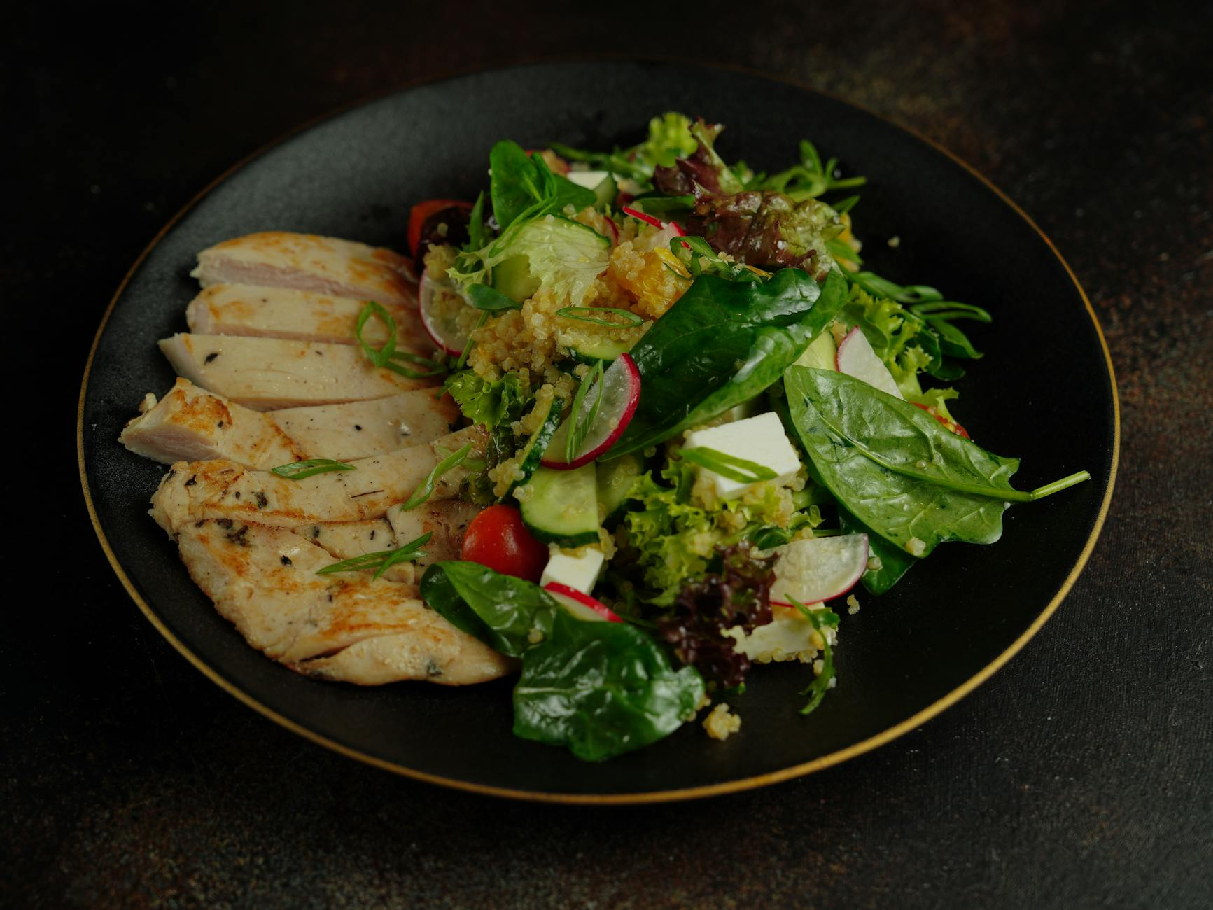 Notepad with handwritten dose escalation schedule and daily kilojoule targets beside a kitchen scale, a portioned plate of grilled chicken with quinoa and greens, and a glass of water on a sunlit Australian kitchen counter
