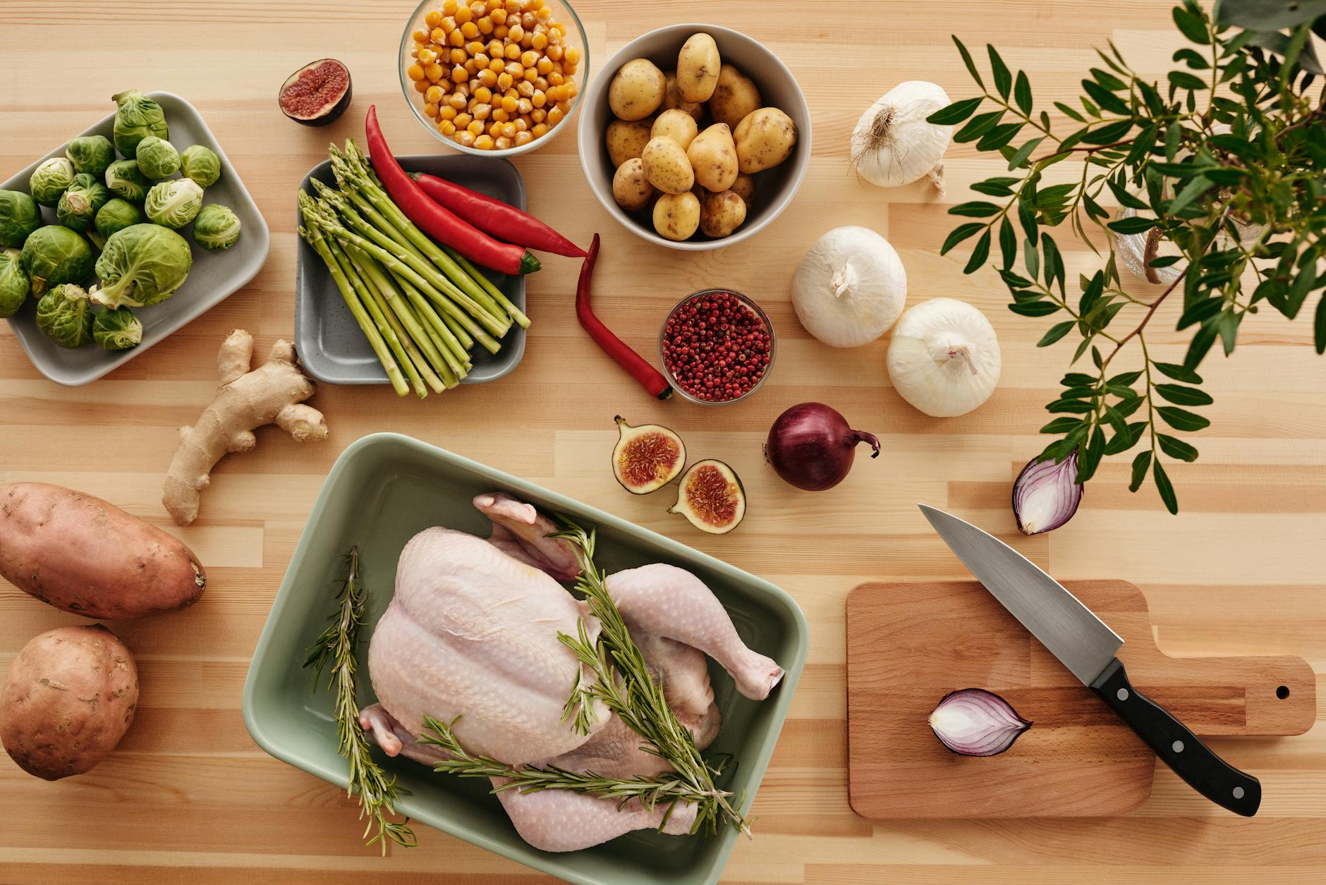 Variety of high-fiber prebiotic foods including garlic, onions, oats, bananas, and asparagus arranged on a cutting board